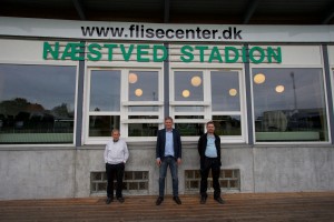 Næstved Flisecenter har forlænget sit sponsorat med Næstved Boldklub for sæsonen 2015/16. På foto ses indehaver Jens Jensen (th) sammen med cheftræner Mogens Krogh og Verner Moesgaard Jensen, der etablerede Næstved Flisecenter i 1975.