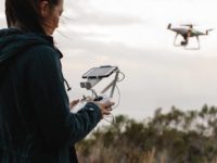 Droner er populære og er både sjove og lærerige at flyve med. Men inden du lader din drone lette, så bør du sikre dig, at du er godt inde i reglerne for forsikring og droneflyvning, så du undgår en dårlig oplevelse. Foto: GF Forsikring.