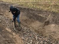 Grusbandemedlem udlægger gydegrus - her i Rønnebækken. Foto: Næstved Kommune.