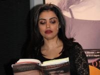 Udover spørgsmål og svar blev der også tid til at høre Sara Omar læse højt fra Dødevaskeren. Foto: Næstved Bibliotek