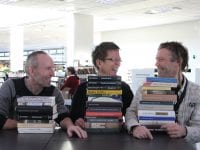 Jens Kryger Nielsen helt til venstre og Thomas Damholt helt til højre på billedet - med bibliotekarkollega Annette Barlebo Andersen i midten.  Foto: Næstved Bibliotek