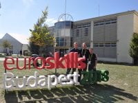 EuroSkills 2018. Fra venstre ses WorldSkills-deltager Frederik Riber, EuroSkills-deltager Justian Raahauge og talenttræner Peter Hansen fra Roskilde Tekniske Skole. Foto: KPK Døre & Vinduer.