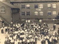Elever samlet i skolegården på Jernbanegades Skole, Næstved i 1930'erne. Fotograf: E. Arnholtz, Næstved.