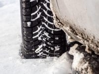 Fra januar i år skal nye regler for, hvilke vinterdæk der er godkendte til kørsel i Sverige og Norge, gøre det nemmere for bilister at færdes på de sne- og isglatte veje. Foto: PR.