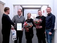 Direktør ved EUC Sjælland John Norman lykønsker Security Manager i Seesafe ApS Michael Frandsen, lærling ved Seesafe ApS Cecilie Madsen, 31 år elev på EUC Sjælland, lærling ved Seesafe ApS Tony Bjelogravic, 23 år og elev på EUC Sjælland og uddannelseschef Ole Nørvang-Holm. Pressefoto.