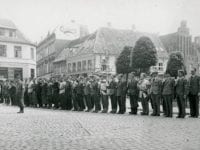 Modstandsfolk foran Hotel Vinhuset i Næstved i maj 1945. Pressefoto.