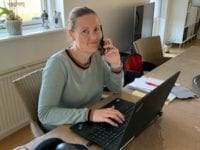 Borgerkonsulent Karina Tjørneskov Andersen i gang med opgaver for Folkeregistret på hjemmearbejdspladsen. Pressefoto.