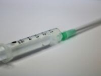 COVID-19 vaccinen fra Janssen (Johnson & Johnson) kan muligvis give sjældne, men alvorlige bivirkninger