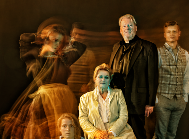 Næstved Teater præsenterer klassikeren ＂Gengangere＂ af Henrik Ibsen