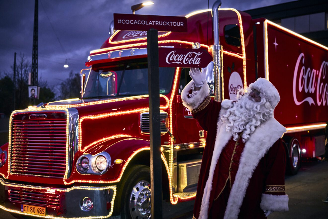 Coca-Cola julelastbilen kommer til Holmegaard, Fensmark