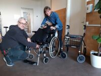 Pressefoto. Visitator Anna Egede Halgren og teknisk servicemedarbejder Carsten Weismand Marloth gør en kørestol klar