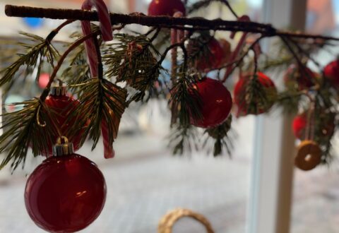 Traditionel jul i vinduerne