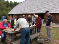 Mandlige seniorer kan i løbet af 8 uger prøve kræfter med nye hjernestyrkende aktiviteter i naturen, bl.a. i skoven ved Dybsø Naturskole. Credit: Næstved Bibliotek