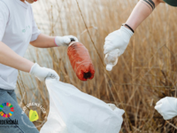 Støt Verdensmålene ved at samle skrald i naturen. 
Foto: Thirdman for Pexels