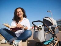 Bliv inspireret til din næste læseoplevelse under barslen på Næstved Biblioteks bookwalk. Foto: Istock - Taras Grebinets